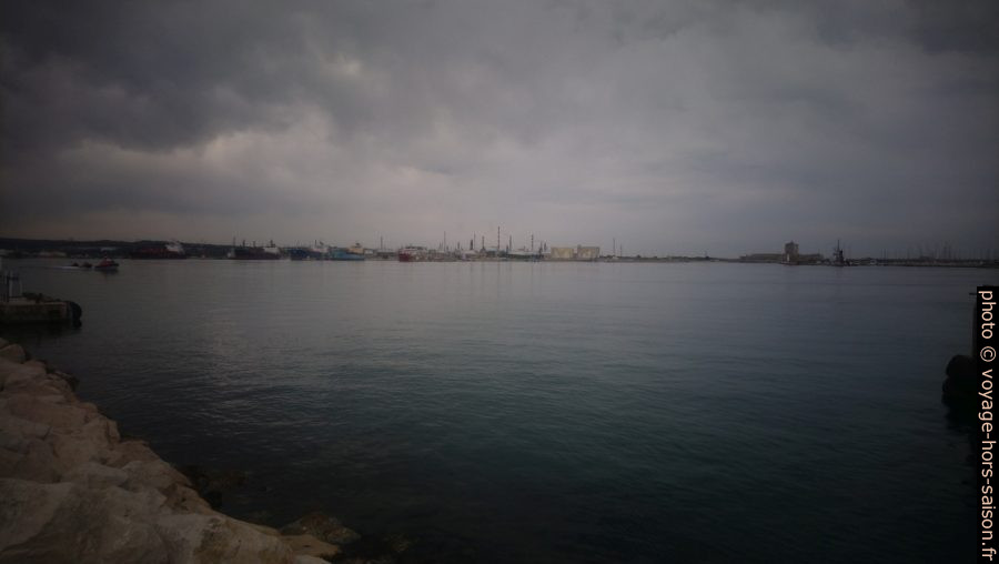 Ciel sombre sur les raffineries de Martigues. Photo © André M. Winter