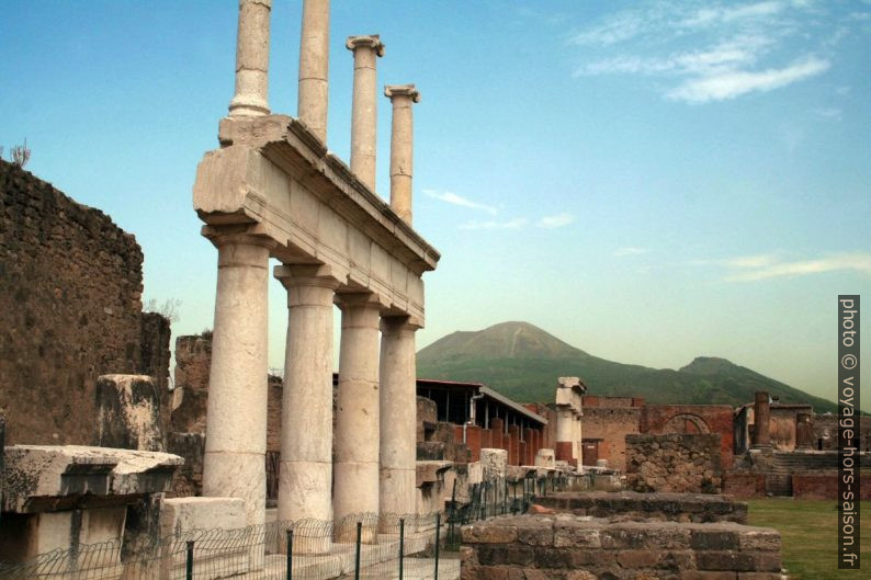 Colonnes du Forum de Pompéi en 2006. Photo © André M. Winter