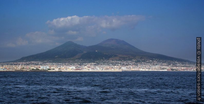 Le Vésuve vu du port de Naples en 2006. Photo © André M. Winter