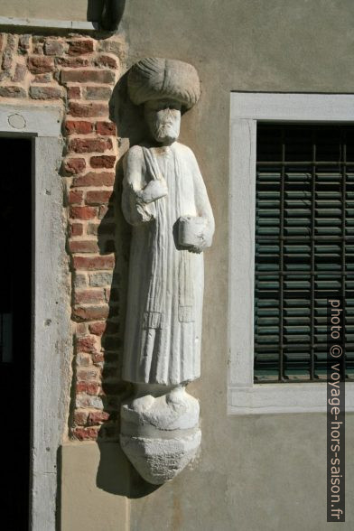 Statue d’un marchand truc du 12e siècle dans le quartier de Canaregio à Venise, photo de 2008. Photo © André M. Winter