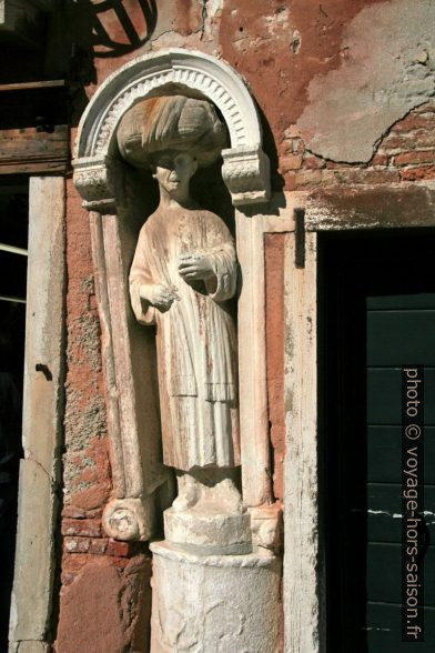 Statue d’un marchand truc du 12e siècle dans le quartier de Canaregio à Venise, photo de 2008. Photo © André M. Winter