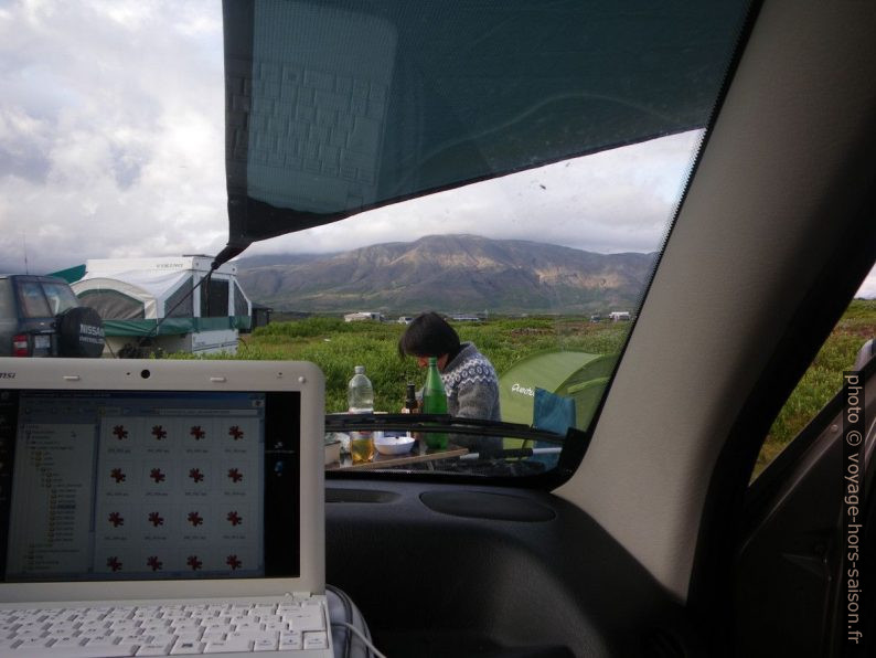 Transfer de photos de la caméra sur l’ordinateur portable en Islande en 2009. Photo © André M. Winter