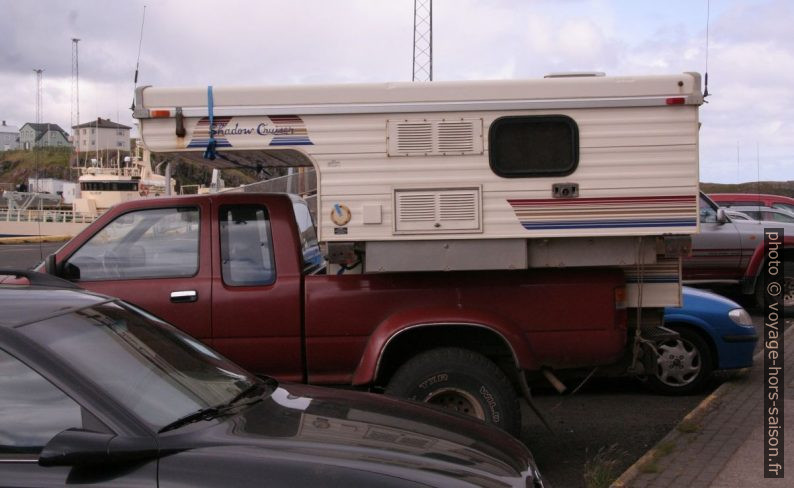 Cellule avec toit pliable sur un pick-up sur cabine semi-approfondie. Photo © André M. Winter