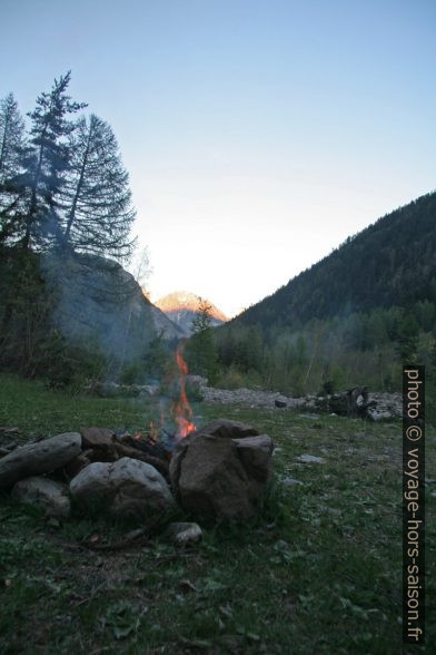 Le feu prend vite avec le bois sec du lit de la rivière. Photo © André M. Winter