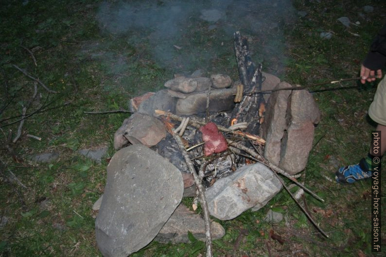 Barbecue de viande et saucissons. Photo © André M. Winter