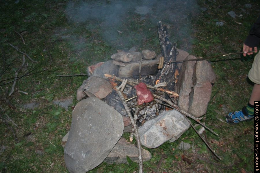 Barbecue de viande et saucissons. Photo © André M. Winter