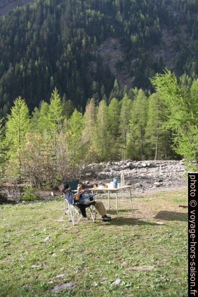 Nicolas au petit-déjeuner dans la Vallée du Fournel. Photo © André M. Winter