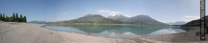 Le Lac de Serre-Ponçon au printemps. Photo © André M. Winter