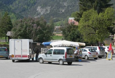 Jour de marché sur la place de la mairie de Selonnet. Photo © André M. Winter