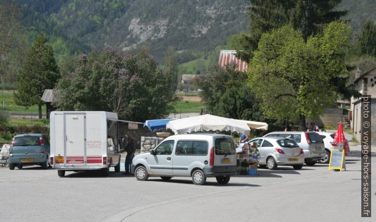 Jour de marché sur la place de la mairie de Selonnet. Photo © André M. Winter
