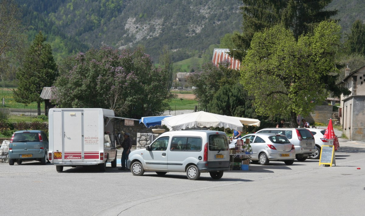 Jour de marché sur la place de la mairie de Selonnet. Photo © André M. Winter