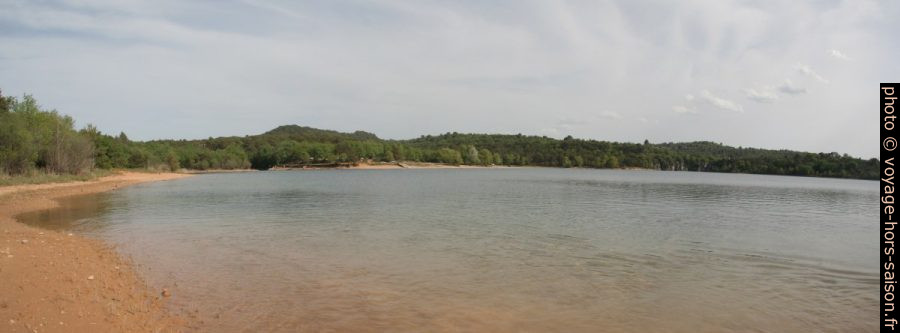 Lac formé par le barrage de Quinson. Photo © André M. Winter