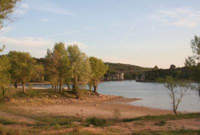 Lac formé par le barrage de Quinson. Photo © André M. Winter