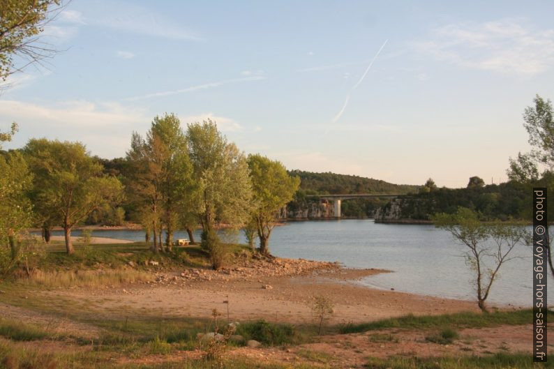 Lac formé par le barrage de Quinson. Photo © André M. Winter