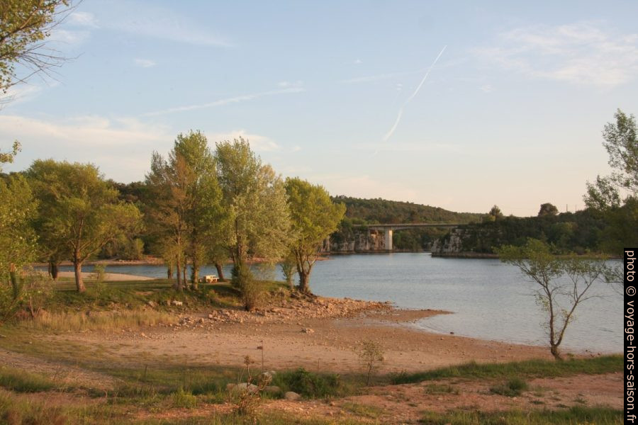 Lac formé par le barrage de Quinson. Photo © André M. Winter