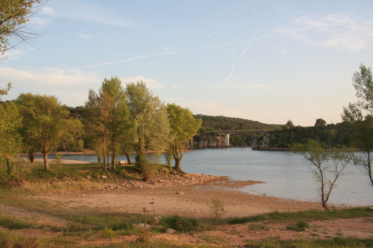 Lac formé par le barrage de Quinson. Photo © André M. Winter