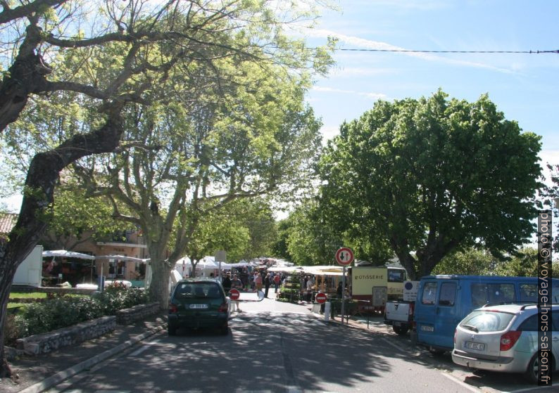 Jour de marché à la Régusse. Photo © André M. Winter