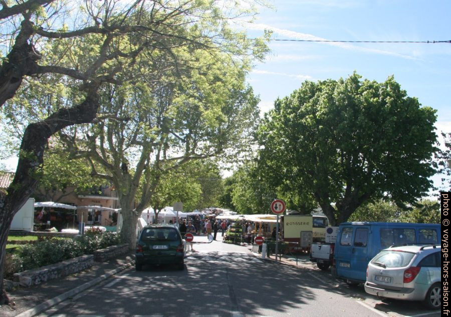 Jour de marché à la Régusse. Photo © André M. Winter