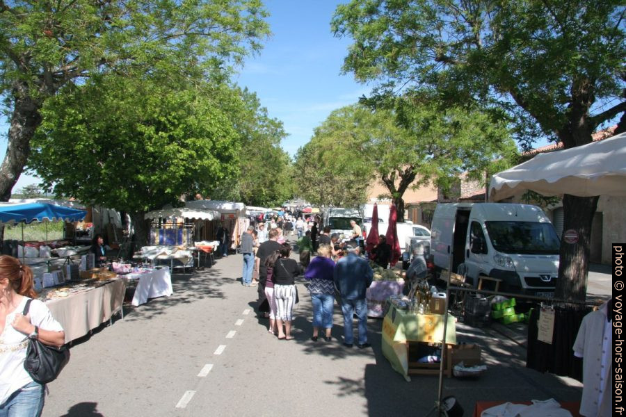 Le marché de Régusse. Photo © André M. Winter