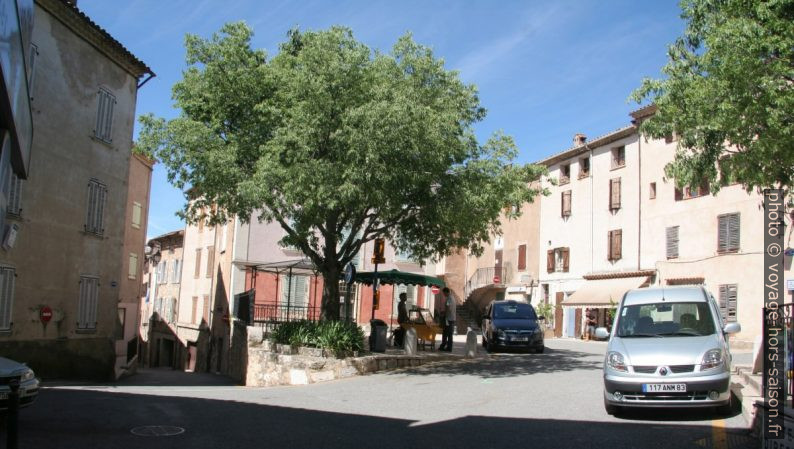 Petit marché place de la mairie à Ampus. Photo © André M. Winter