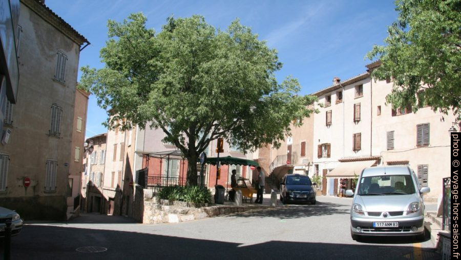 Petit marché place de la mairie à Ampus. Photo © André M. Winter
