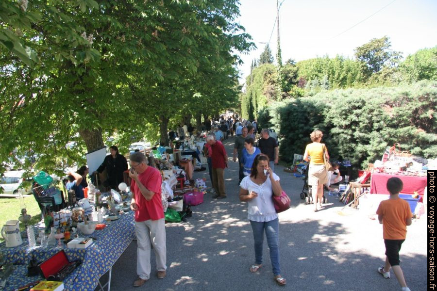 Jour de brocante à Villecroze. Photo © André M. Winter