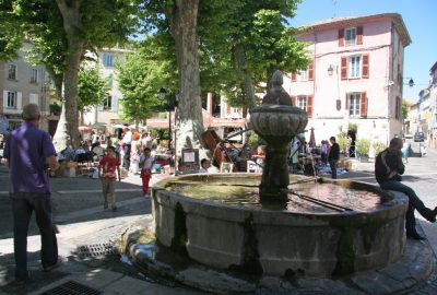 Fontaine et marché sur la place de la République à Flayosc. Photo © André M. Winter