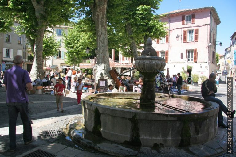 Fontaine et marché sur la place de la République à Flayosc. Photo © André M. Winter