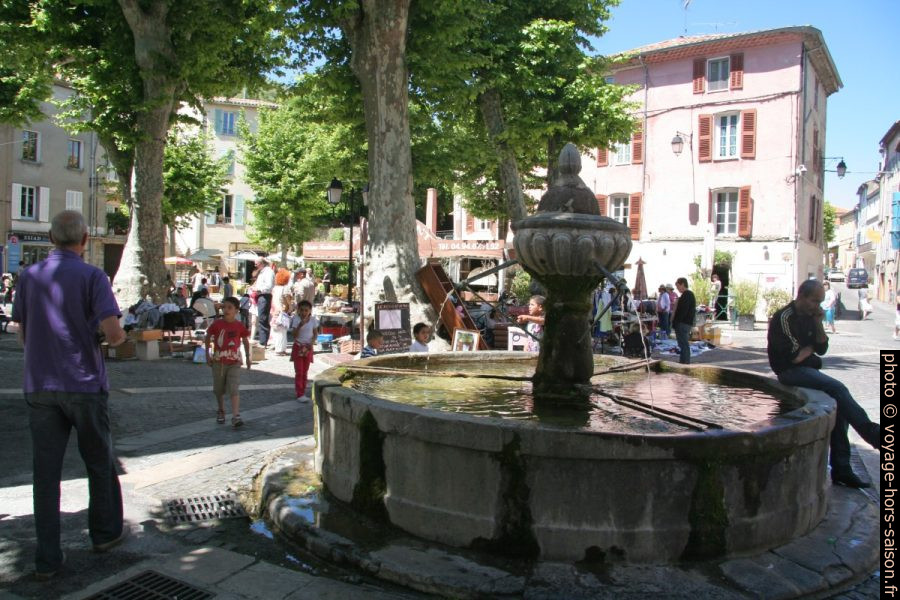 Fontaine et marché sur la place de la République à Flayosc. Photo © André M. Winter
