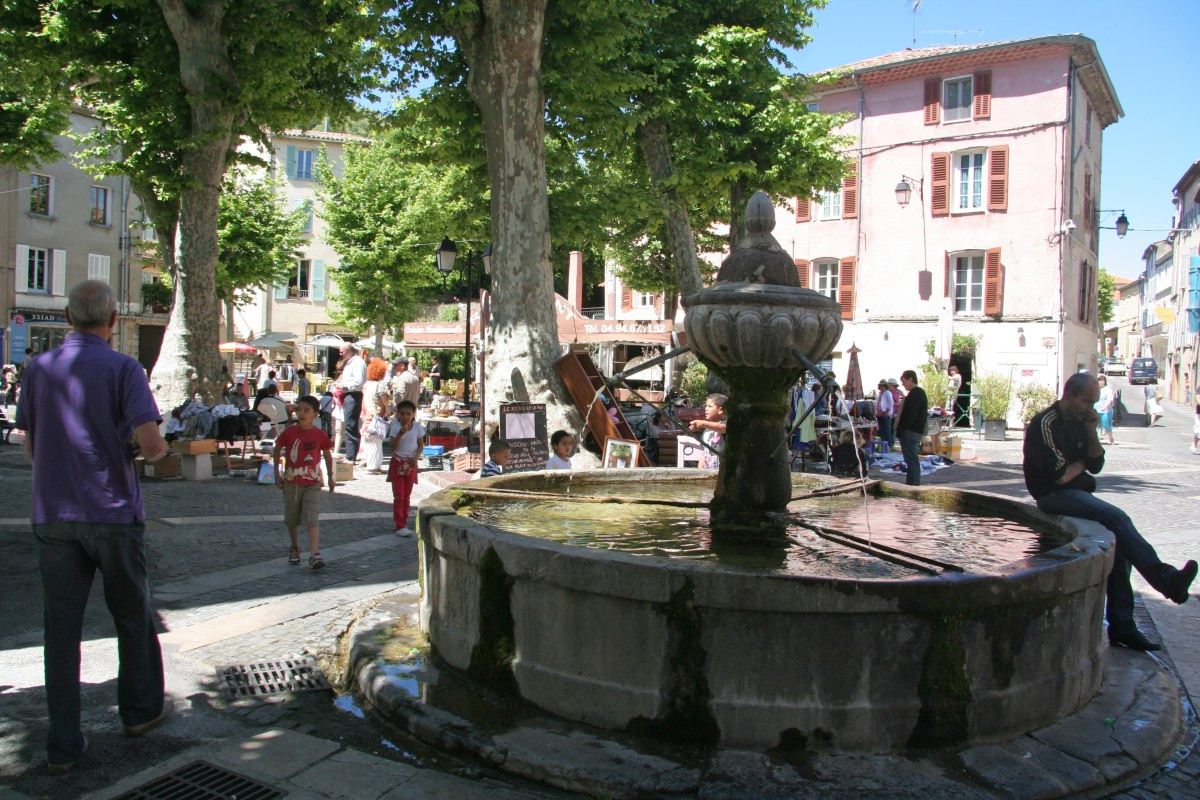 Fontaine et marché sur la place de la République à Flayosc. Photo © André M. Winter
