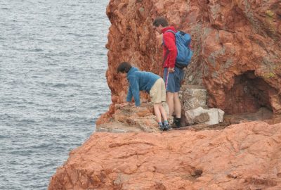 Nicolas et André explorent les rochers de l'Esterel. Photo © Alex Medwedeff
