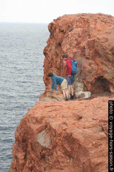 Nicolas et André explorent les rochers de l'Esterel. Photo © Alex Medwedeff
