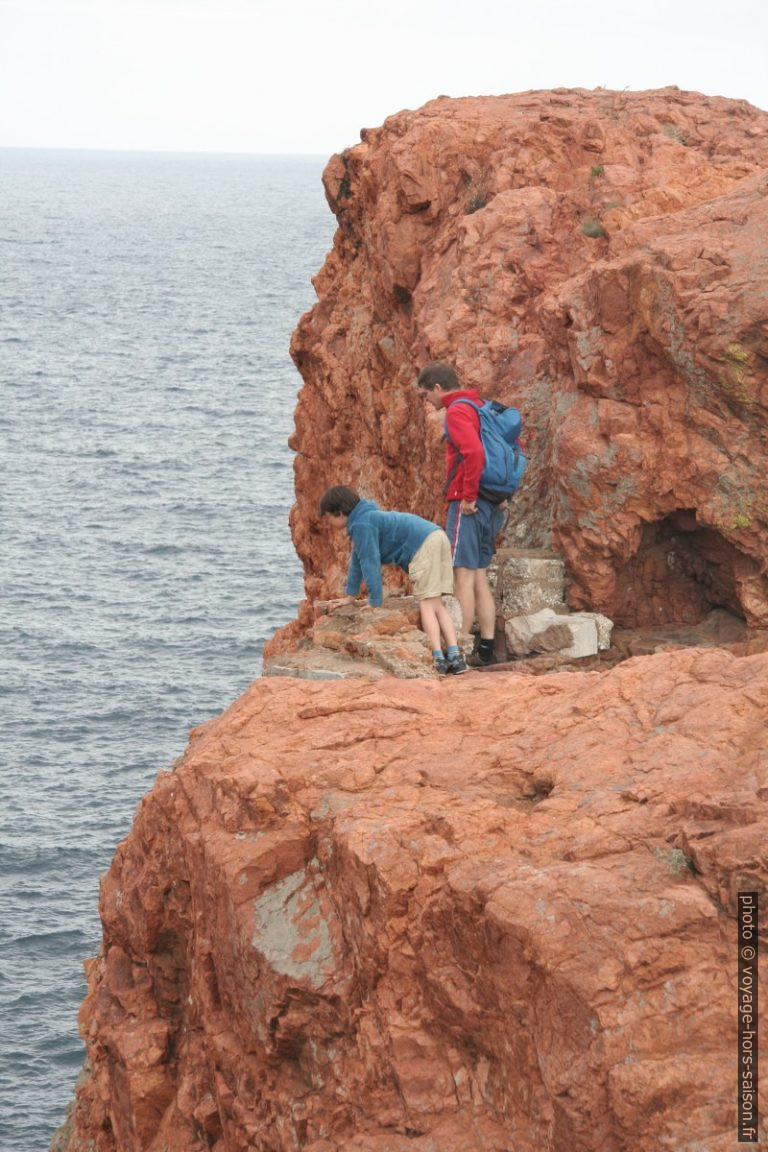Nicolas et André explorent les rochers de l'Esterel. Photo © Alex Medwedeff