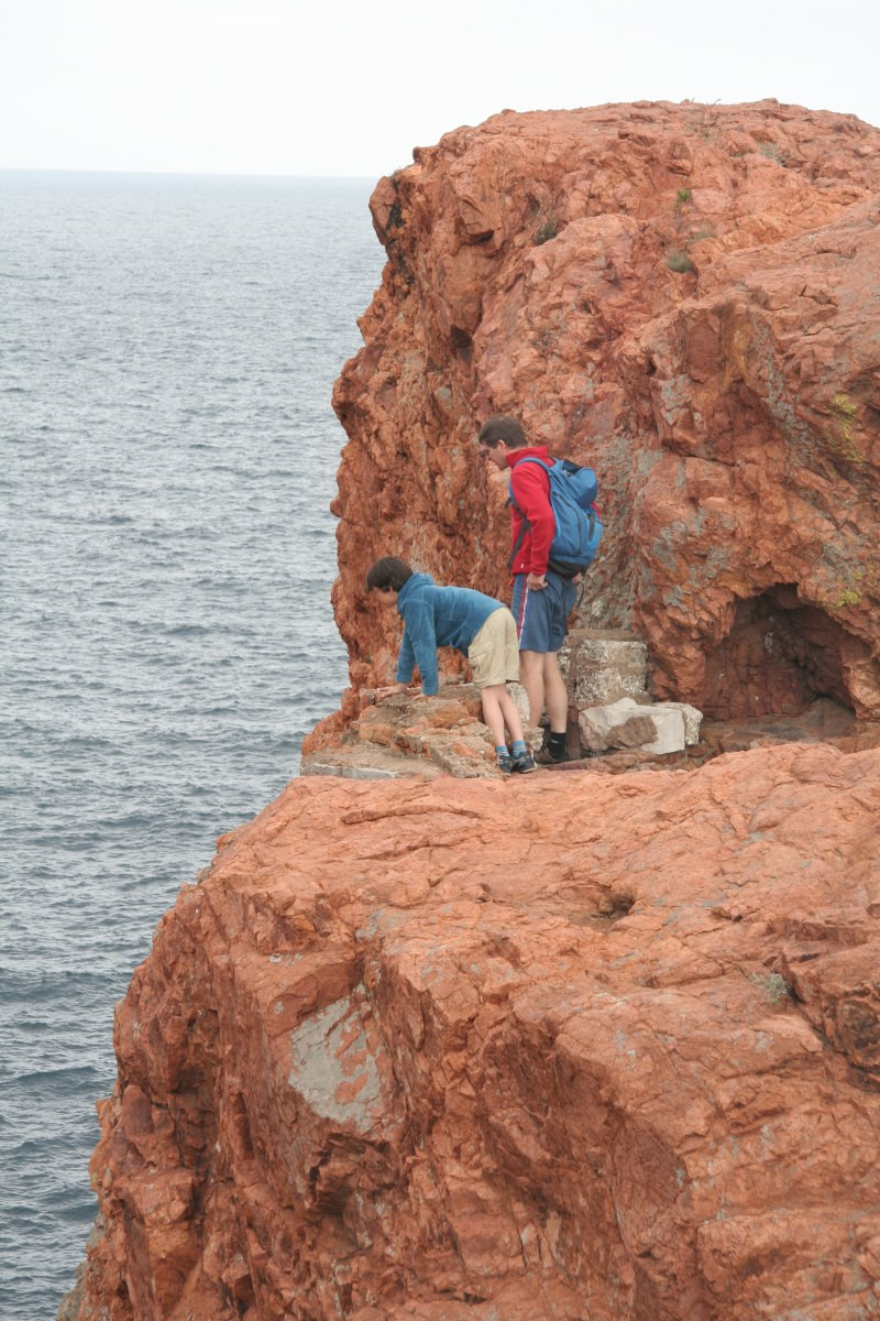 Nicolas et André explorent les rochers de l'Esterel. Photo © Alex Medwedeff