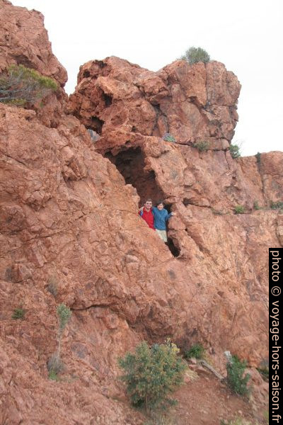 Nicolas et André dans une faille des rochers de l'Esterel. Photo © Alex Medwedeff