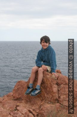 Nicolas sur un rocher de l'Esterel. Photo © Alex Medwedeff