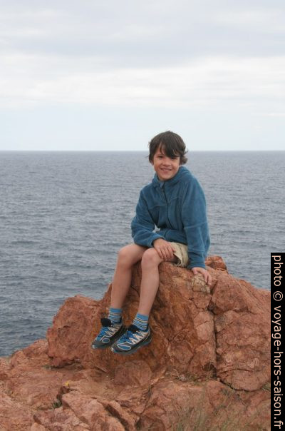 Nicolas sur un rocher de l'Esterel. Photo © Alex Medwedeff