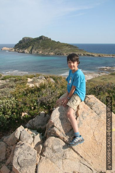 Nicolas devant le Cap Taillat. Photo © Alex Medwedeff