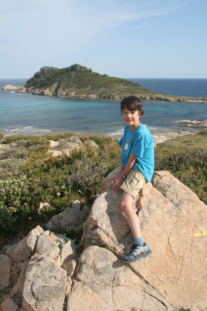Nicolas devant le Cap Taillat. Photo © Alex Medwedeff