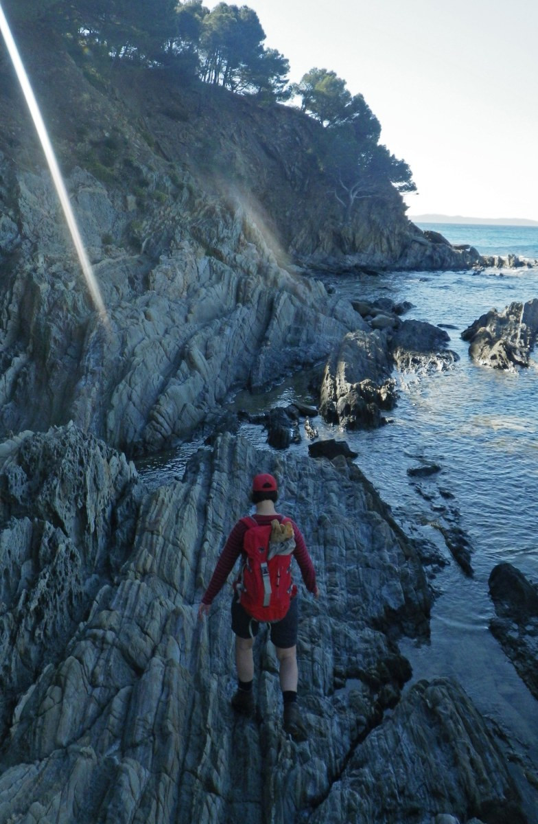 Alex sur le sentier du littoral manquant à l'est de Brégançon. Photo © André M. Winter