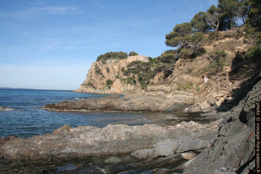 Vue retour sur des passages délicats du sentier du littoral à l'est de Brégançon. Photo © André M. Winter