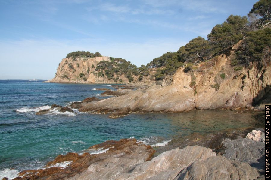 Passages délicats du sentier du littoral manquant à l'est de Brégançon. Photo © André M. Winter