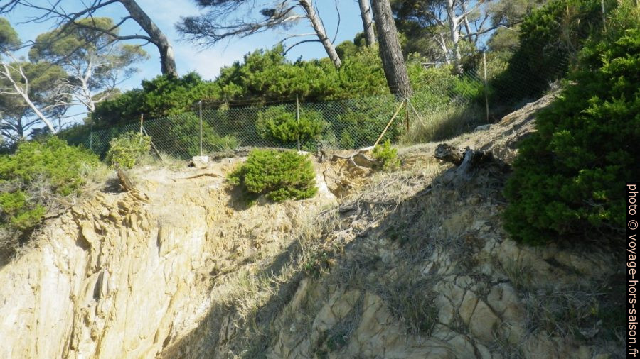 Le grillage accompagnant le sentier du littoral manquant à l'est de Brégançon. Photo © André M. Winter
