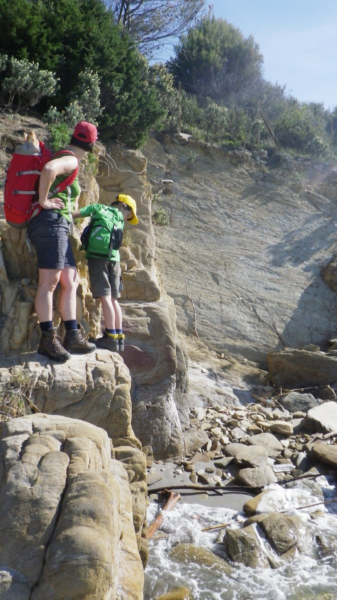 Alex et Nicolas dans un passage délicat à l'est de Brégançon. Photo © André M. Winter