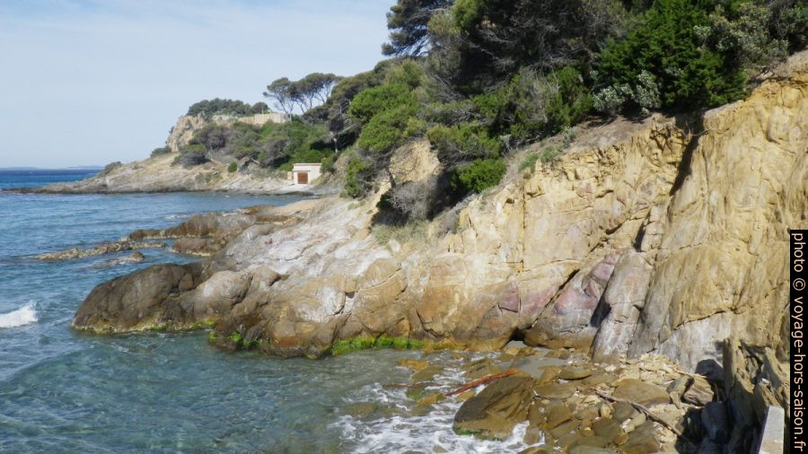 Passage délicat du sentier du littoral manquant à l'est de Brégançon. Photo © André M. Winter