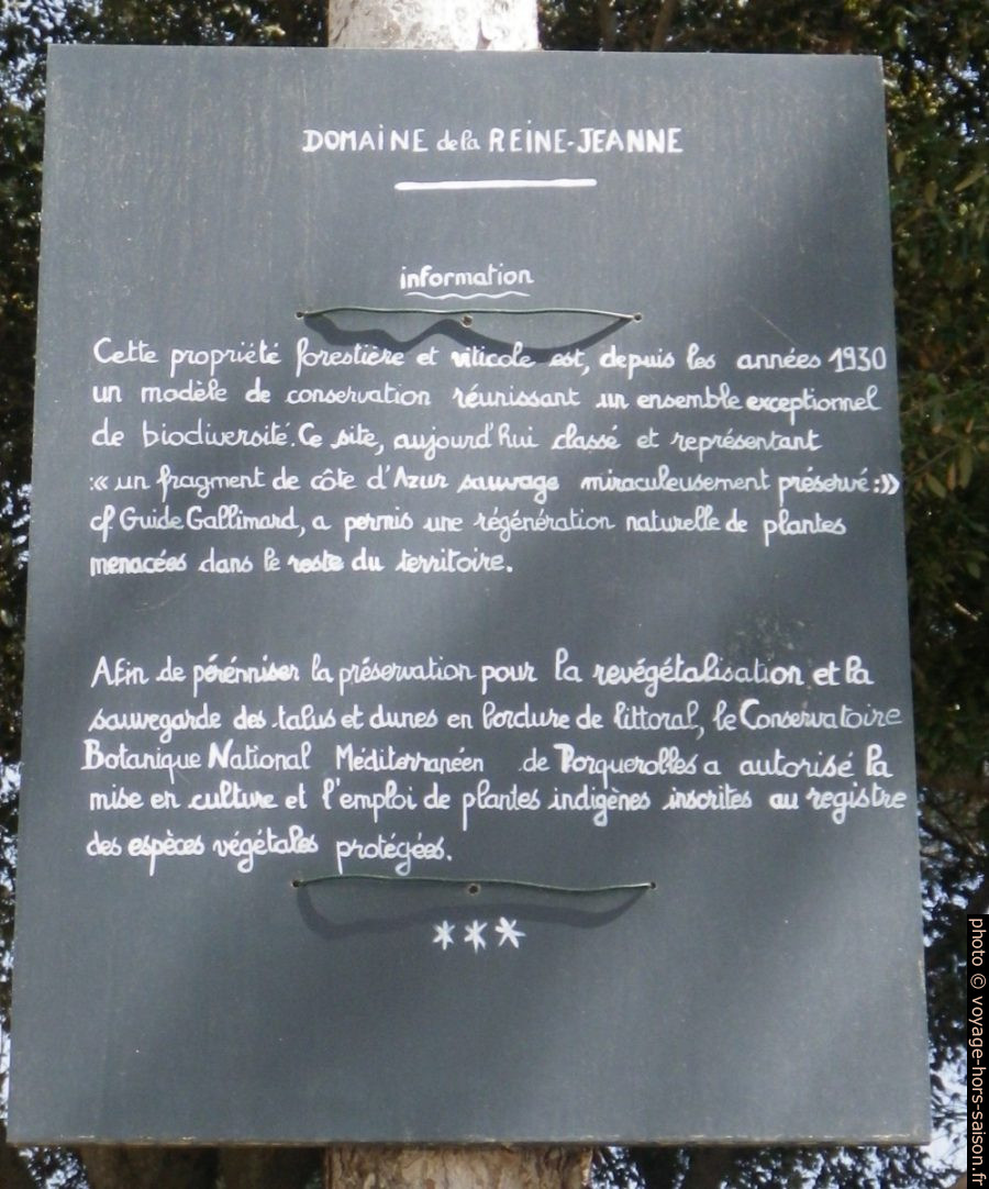 Panneau sur la plage du Domaine de la Reine Jeanne. Photo © André M. Winter