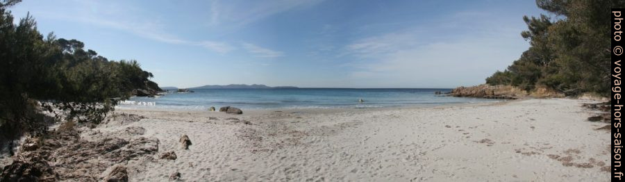 Plage du Domaine de la Reine Jeanne. Photo © André M. Winter