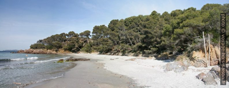 Vue retour sur la Plage du Domaine de la Reine Jeanne. Photo © André M. Winter