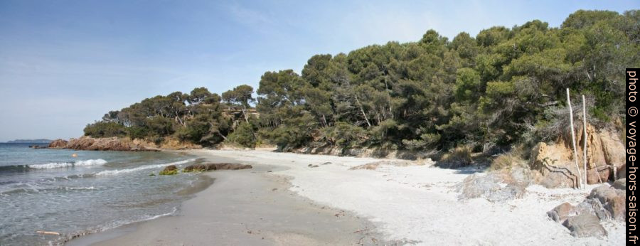 Vue retour sur la Plage du Domaine de la Reine Jeanne. Photo © André M. Winter