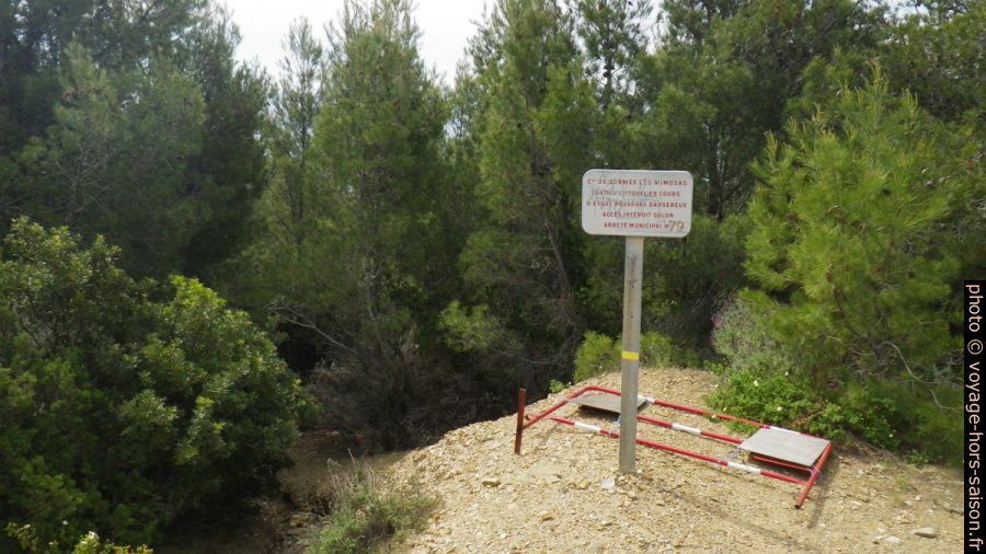 Panneau d'interdiction d'accès au sentier du littoral au-dessus de la Pointe du Port-qui-Pisse. Photo © André M. Winter